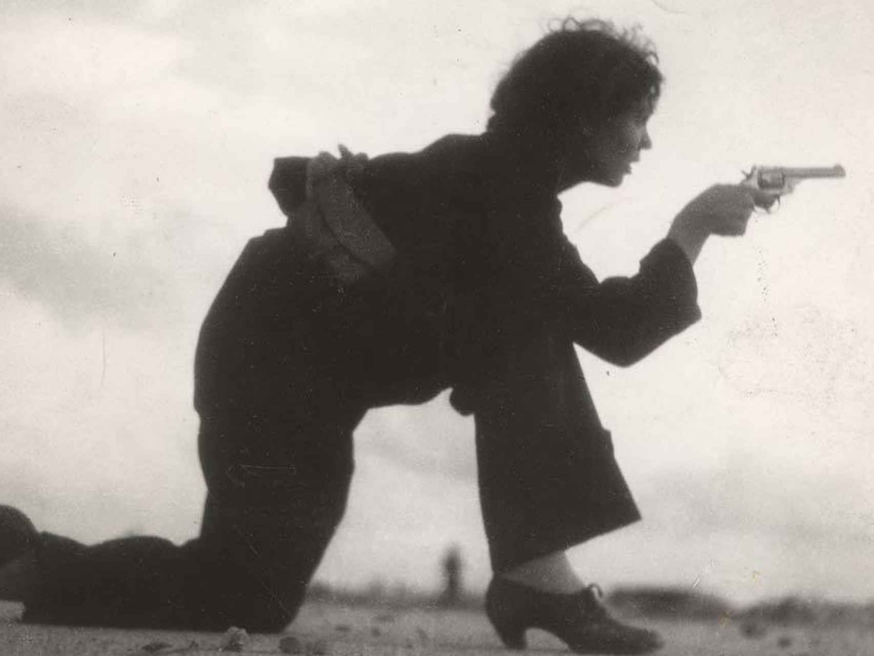 Una mujer republicana empuñando el arma. Fotografía de Gerda Caro.