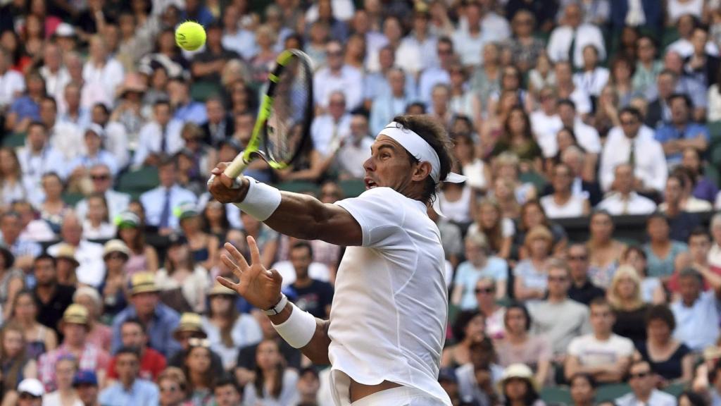 Nadal, tirando con su derecha en la segunda ronda de Wimbledon.