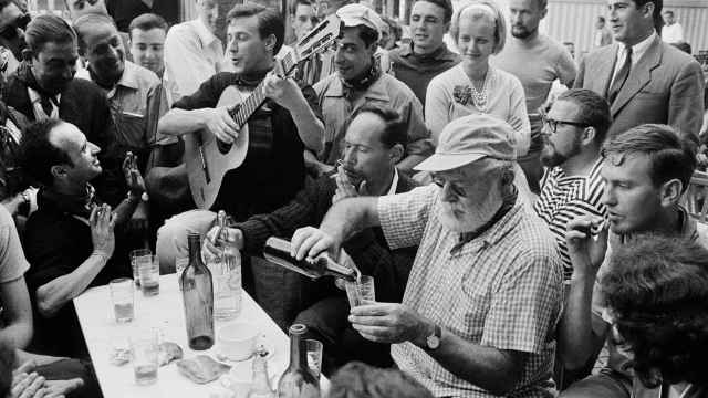 Hemingway brinda en San Fermín, ya en los años cincuenta.