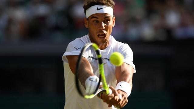 Nadal, golpeando un revés ante Young.