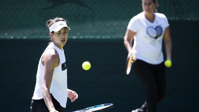 Garbiñe y Conchita, durante un entrenamiento en Wimbledon.