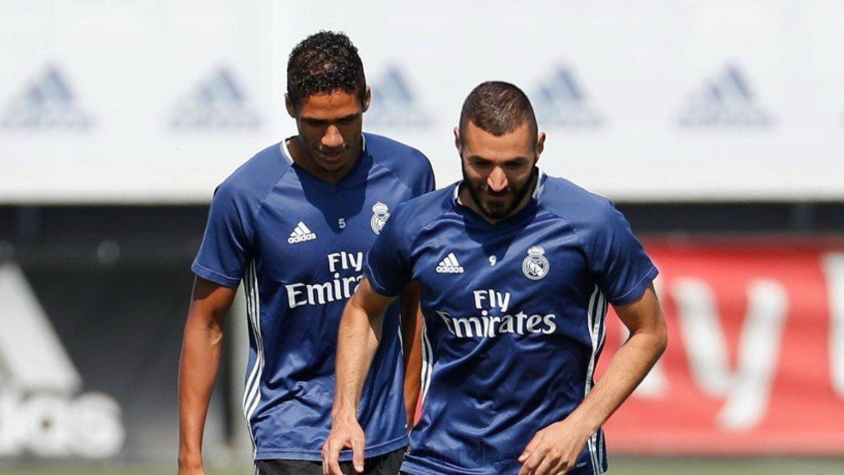 Varane y Benzema, entrenando en Valdebebas.