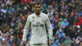 Cristiano Ronaldo, listo para lanzar una falta  Fotógrafo: Manu Laya / El Bernabéu