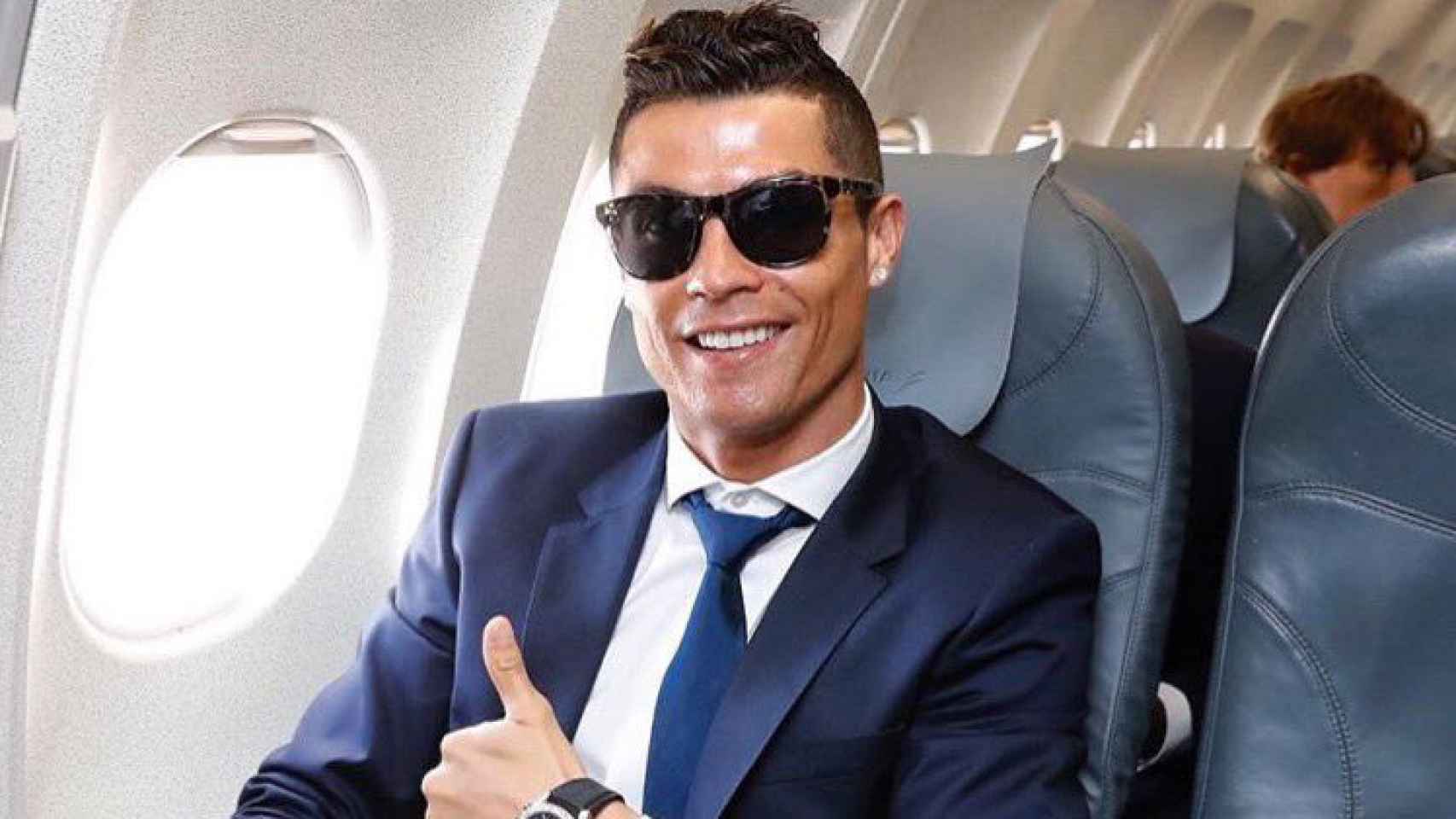 Cristiano Ronaldo en el avión a Múnich. Foto: Twitter (@Cristiano)