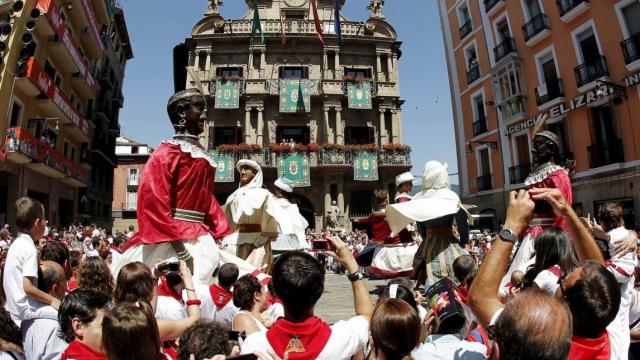 La comparsa de gigantes y cabezudos en la plaza del Ayuntamiento de Pamplona.