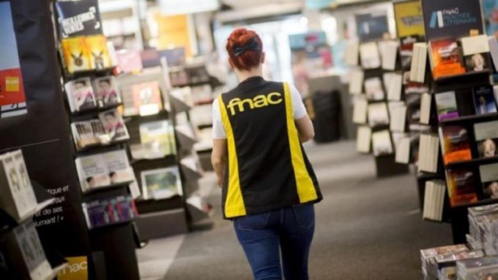 Una trabajadora de Fnac, en una imagen de archivo.