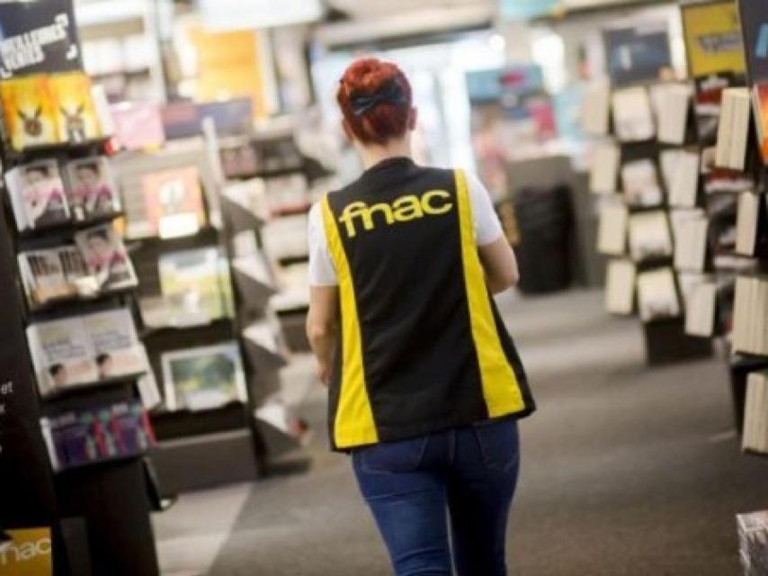 Una trabajadora de Fnac, en una imagen de archivo.