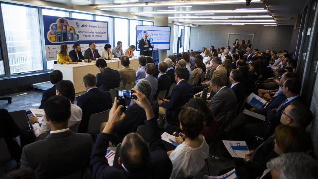 La sala acogió a más de 100 personas en una de las plantas superiores de la Torre de Cristal.