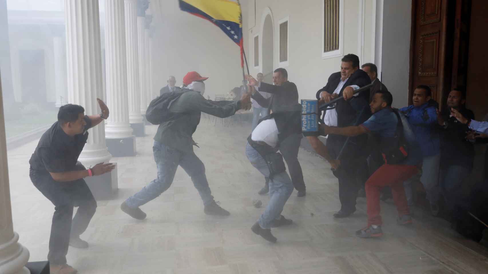 Chavistas ondean una bandera de Venezuela a la entrada del Parlamento