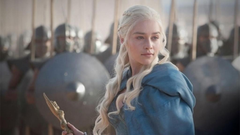 La actriz Emilia Clarke, en una de las escenas de la serie HBO