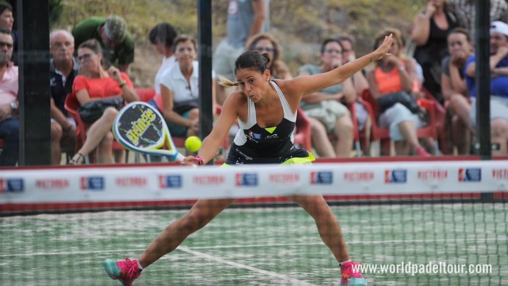 Mari Carmen Villalba intenta alcanzar la pelota.