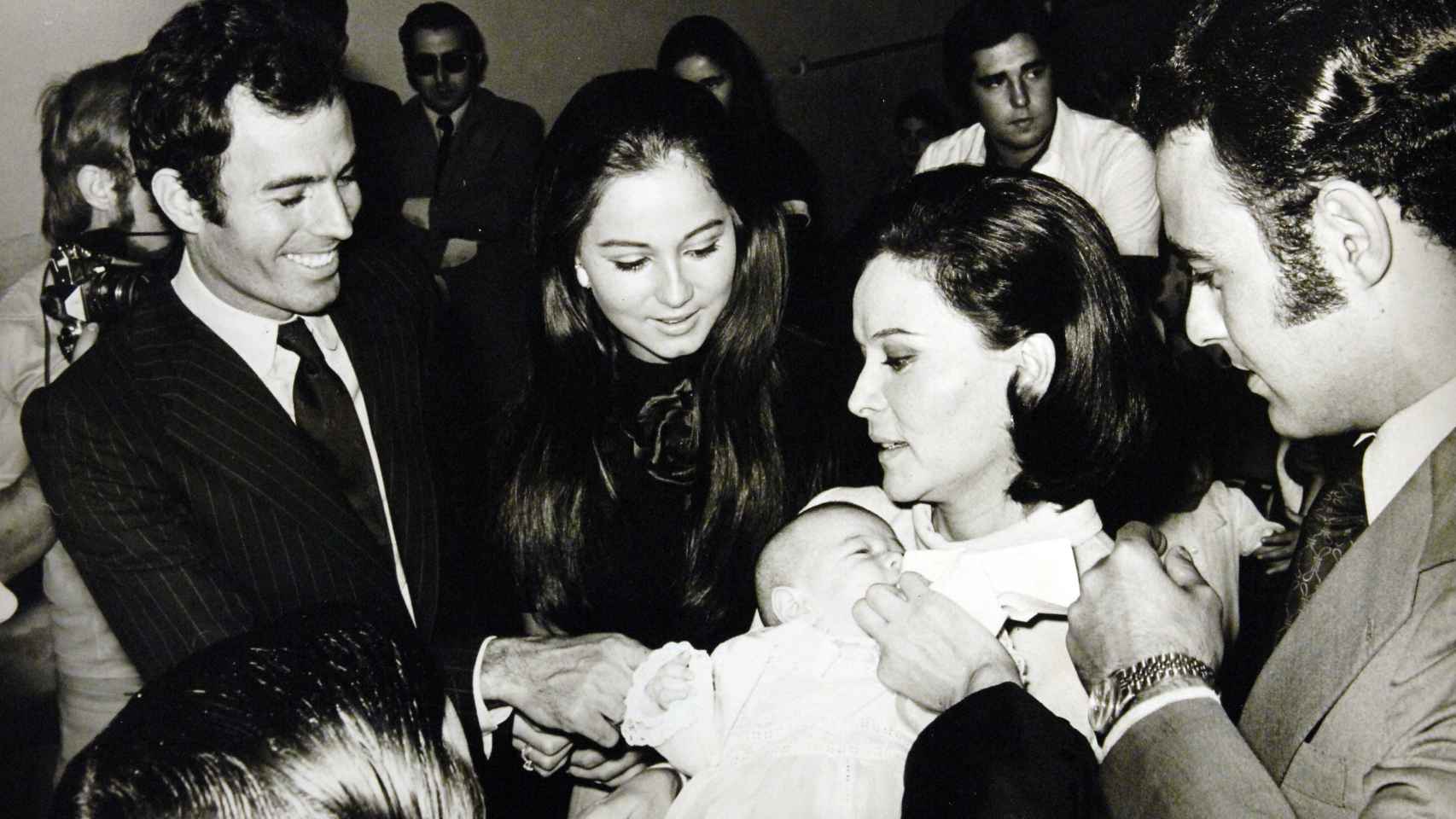 Julio Iglesias e Isabel Preysler el día del bautizo de su hija Chábeli, 1971.