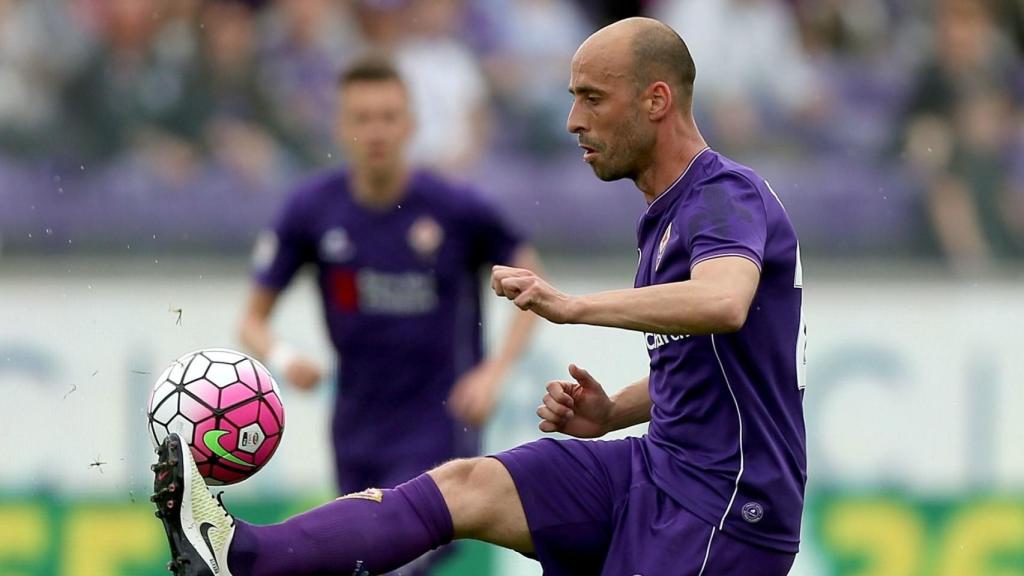 Borja Valero en un partido con la Fiorentina.