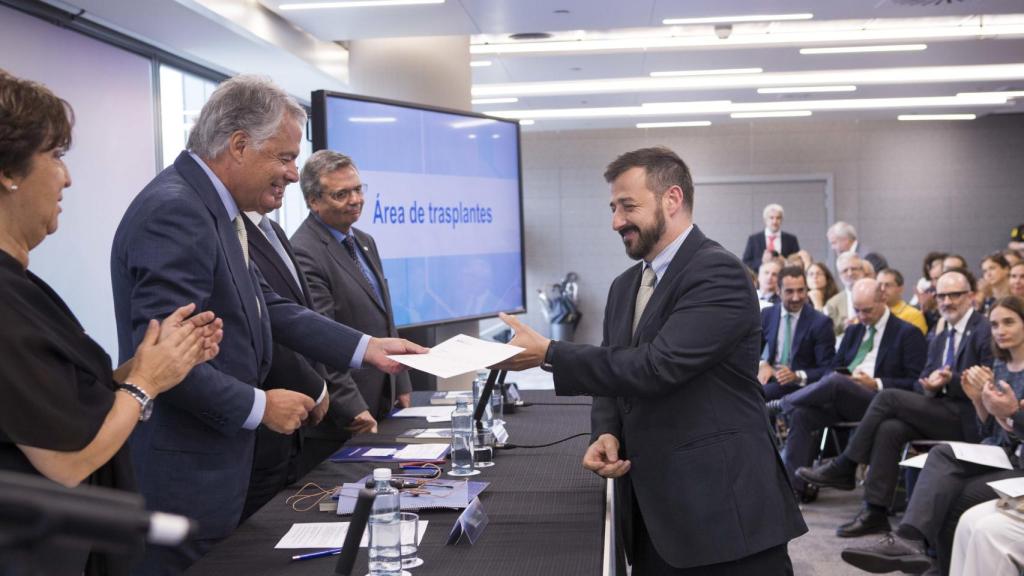 Alberto Sandiumenge recoge su diploma.