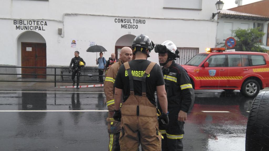 Efectivos de Bomberos, junto al centro médico de Jerte.