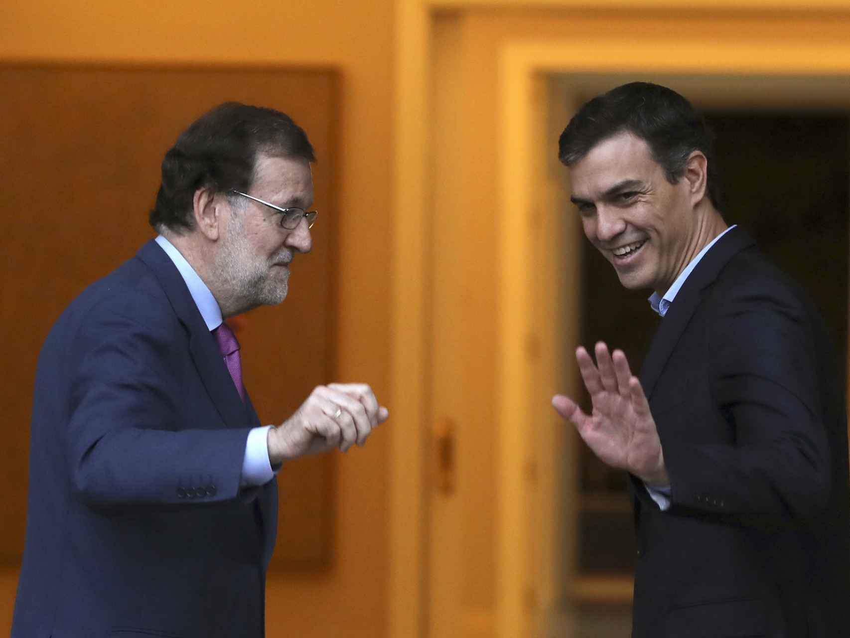 Mariano Rajoy y Pedro Sánchez, en la puerta de la Moncloa, este jueves.