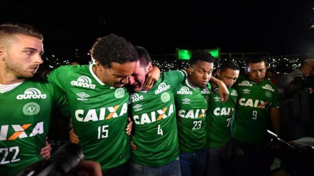 Los jugadores que sobrevivieron (o que no viajaron) lloran durante el homenaje.