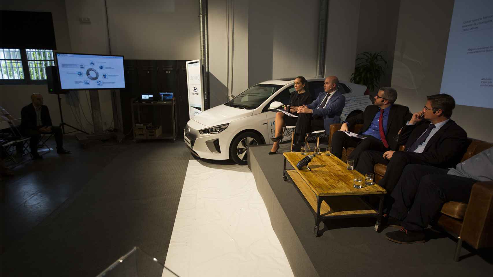 Foto de la segunda mesa redonda titulada: “Situación actual, seguridad y autonomía de los vehículos”.