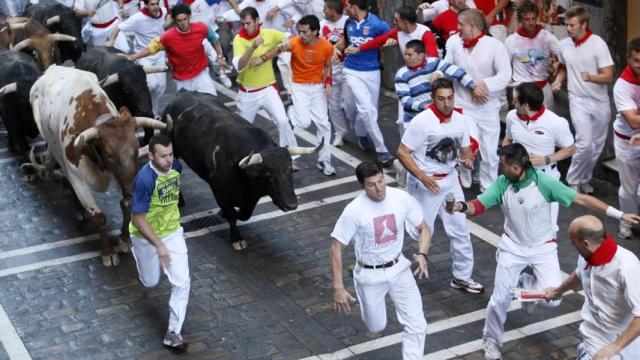 encierro-correr-delante-de-los-toros-en-San-Fermin