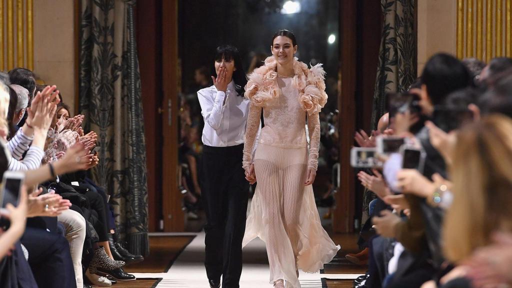 Boucha Jarrar en el desfile de la colección FW 17/18 en la Semana de la Moda de París. | Foto: Getty Images.