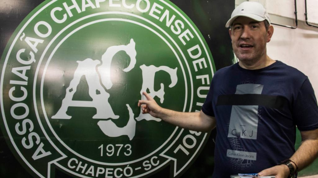 Rafael Henzel posa con el escudo del Chapecoense.