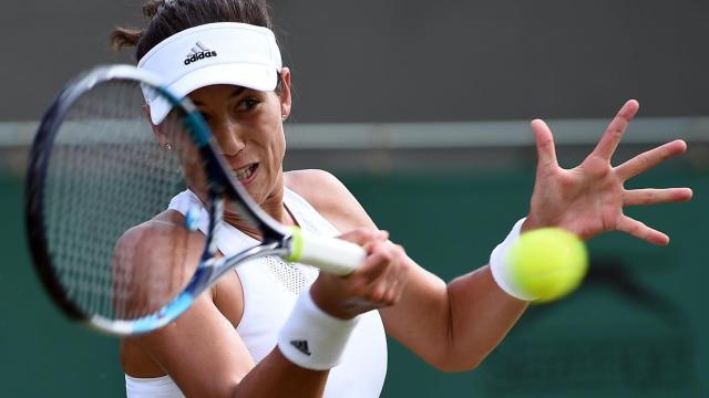 Muguruza, golpeando una derecha ante Wickmayer.