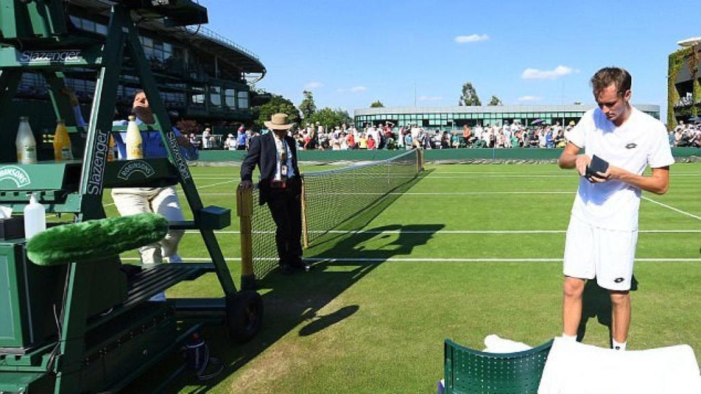 Medvedev tira monedas a la juez de silla en WImbledon.