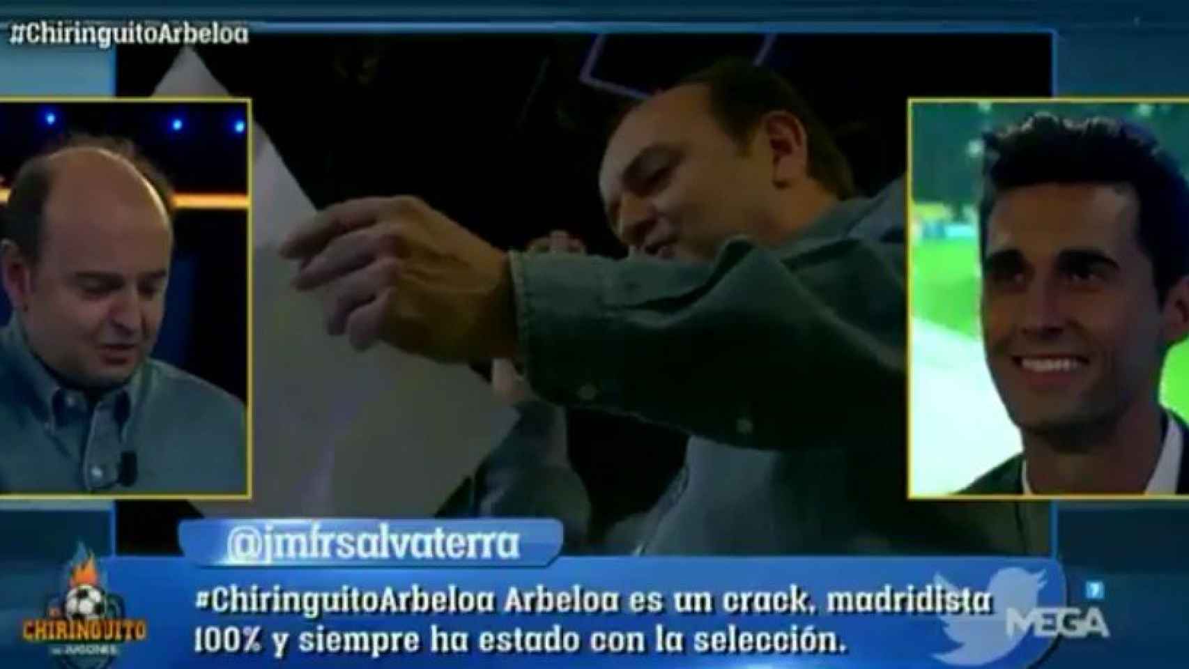 Juanma Rodríguez le dedica un poema a Arbeola. Foto. Twitter (@elchiringuitotv)
