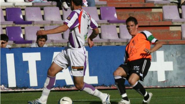 Pablo García jugando un partido con el Albacete