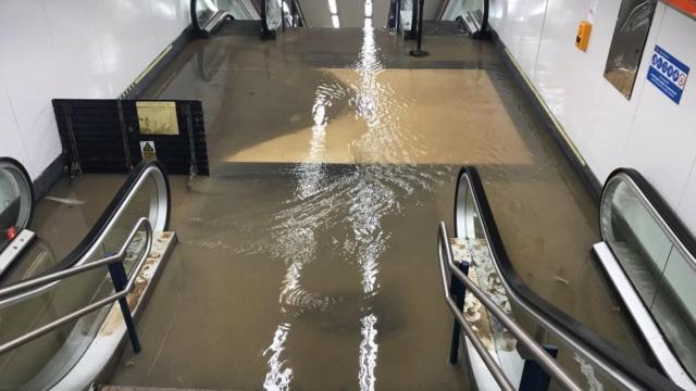 Así quedó la estación de Valdezarza, Madrid, tras la tormenta.