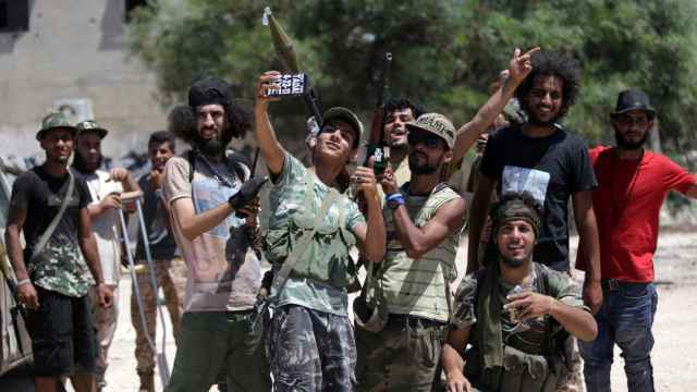 Miembros de las fuerzas especiales libias se hacen un selfi antes de combatir a los islamistas en Bengasi.