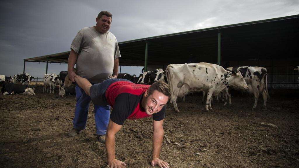 José María García, ganadero, entrenando la carretilla para competir en las olimpiadas rurales.