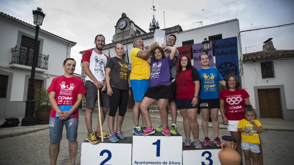 Varios olímpicos rurales del Valle de Los Pedroches en el podio con el ansiado adoquín de campeones.