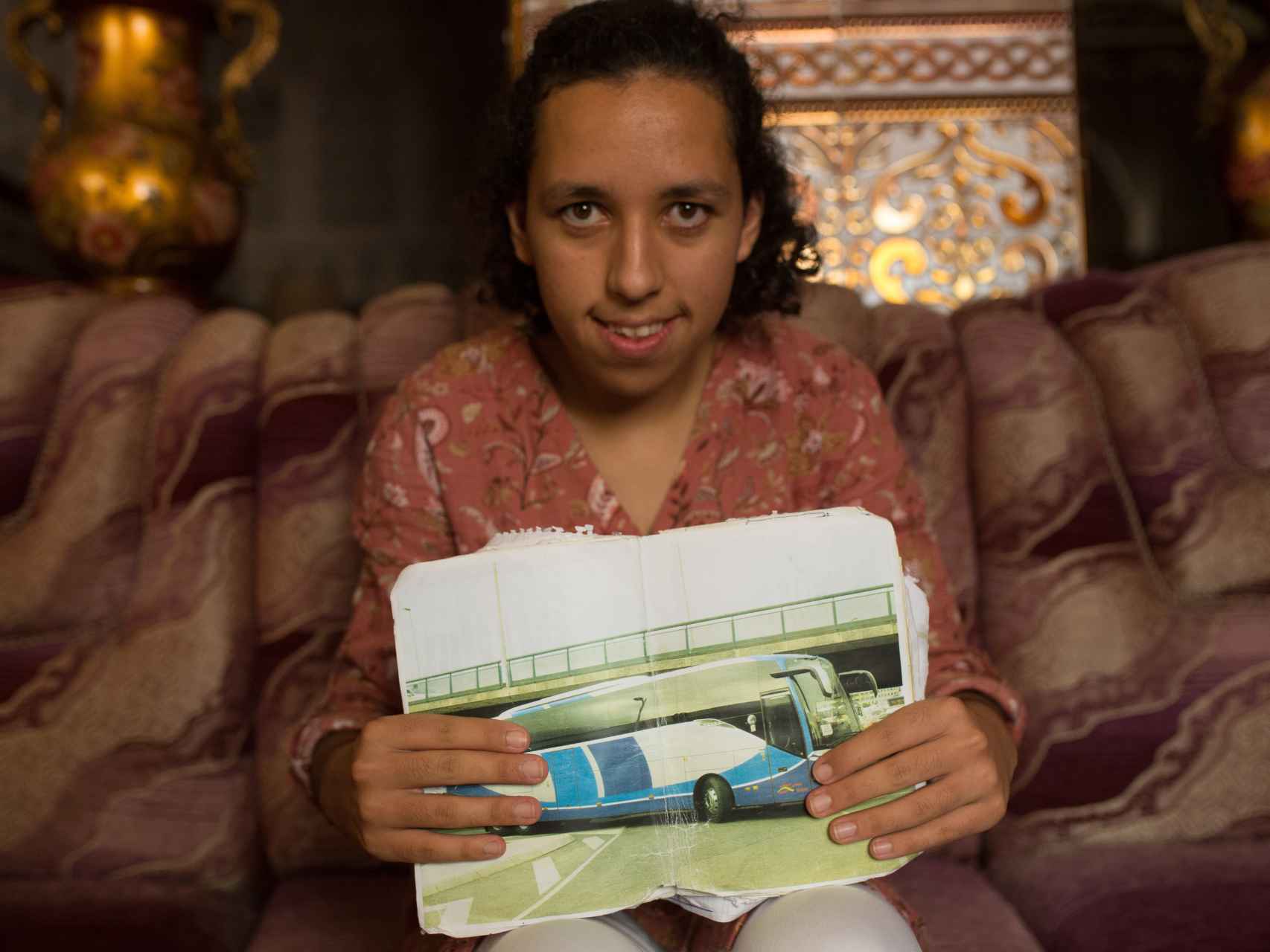 Pese a que el síndrome de Usher, Mariam viene en autobús sola desde Sevilla, donde está en una residencia, hasta Algeciras. Allí la esperan para coger el ferry, cruzar el Estrecho y llegar a Ceuta, a su casa.