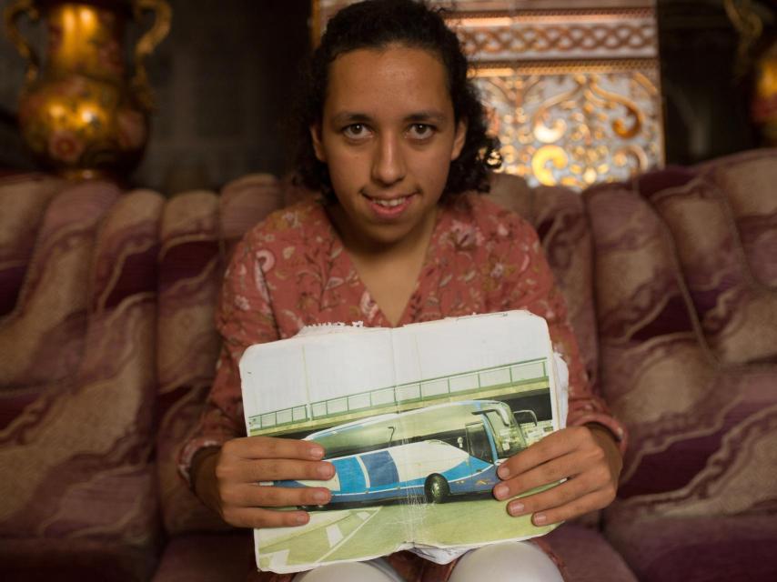 Pese a que el síndrome de Usher, Mariam viene en autobús sola desde Sevilla, donde está en una residencia, hasta Algeciras. Allí la esperan para coger el ferry, cruzar el Estrecho y llegar a Ceuta, a su casa.