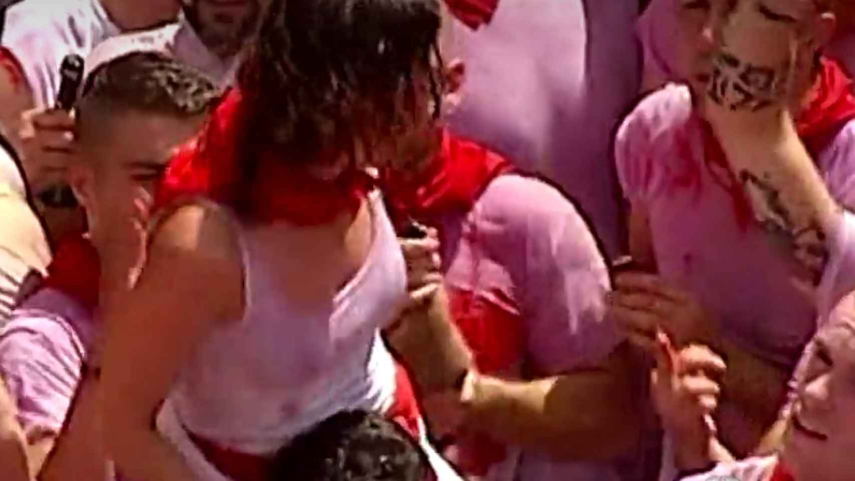Chica que es acosada durante el chupinazo de San Fermín.