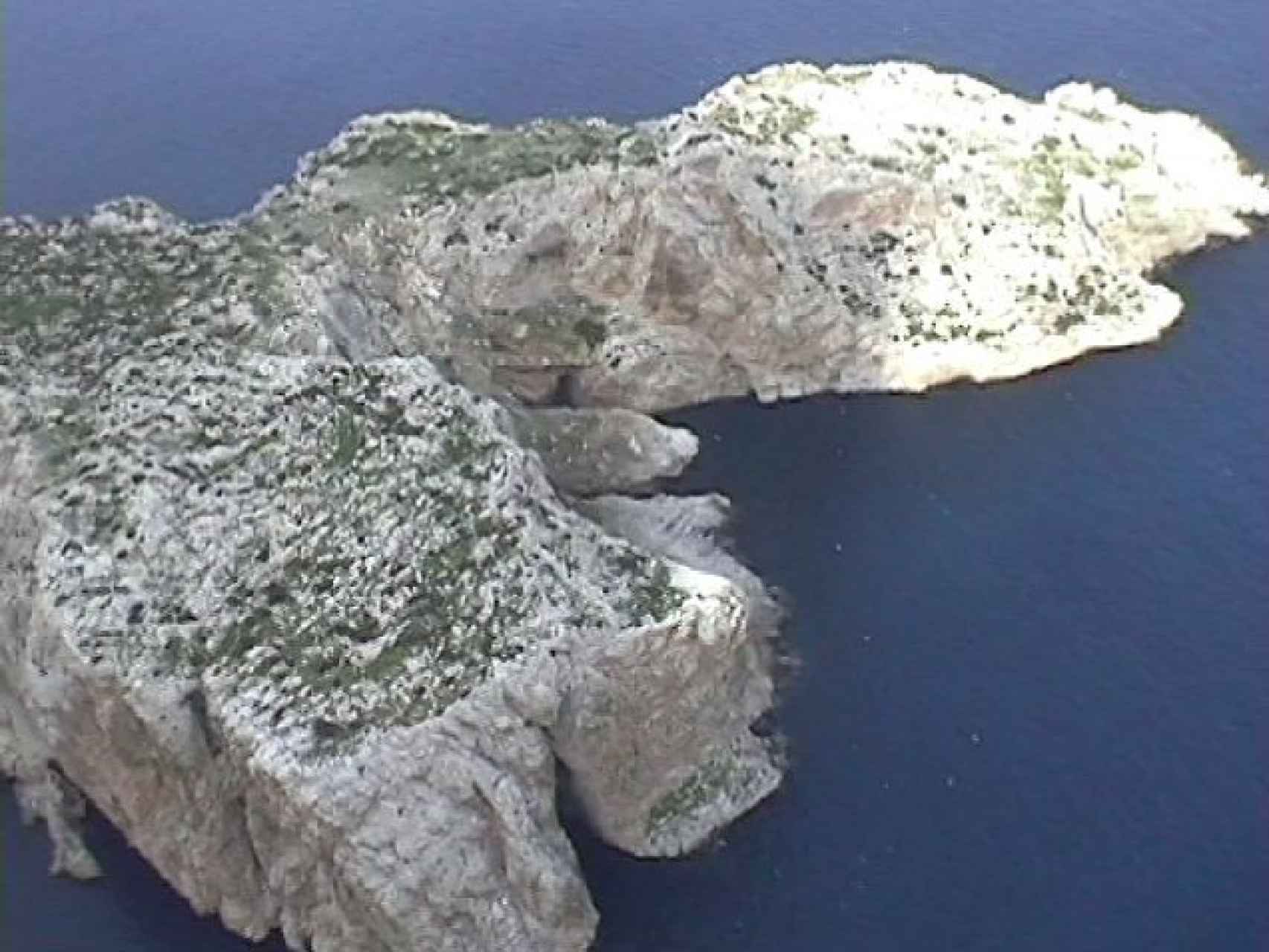 Fotografía del islote desde uno de los helicópteros de la misión. Tomada el 17 de julio de 2002.