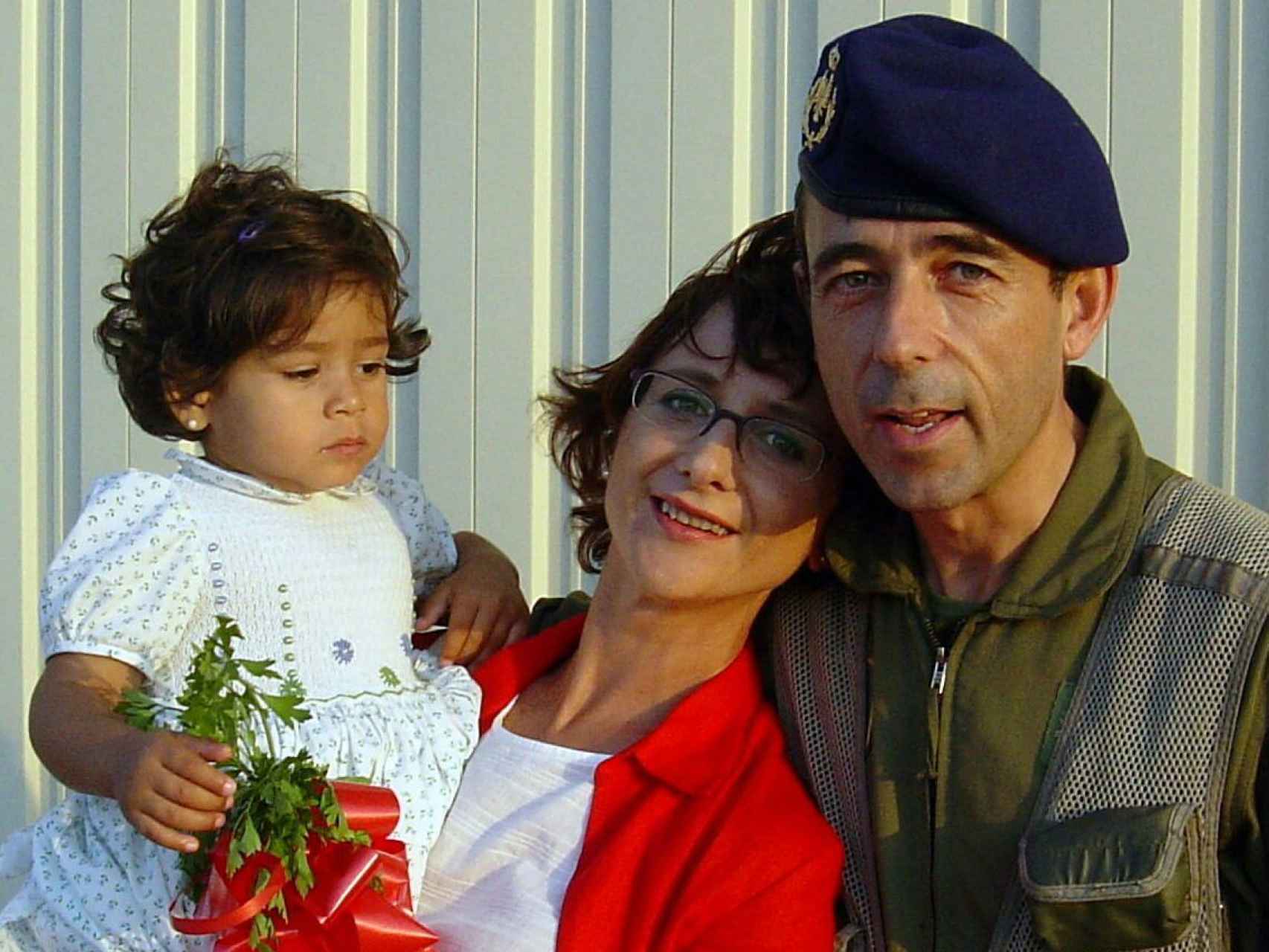 Vicente León Zafra con su mujer y su hija, tras volver de la operación. Se dejó el móvil encendido y ella escuchó prácticamente todo. ¡Casi me mata!.
