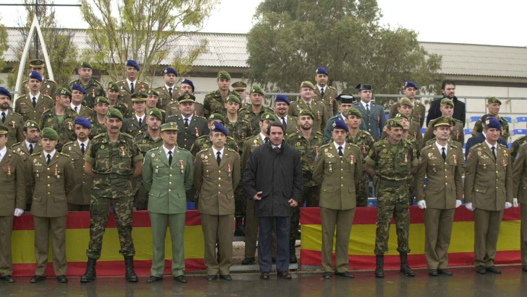 Los militares de la operación posan con José María Aznar, en aquel entonces Presidente del Gobierno. Tan solo les dio una indicación: Cero bajas.
