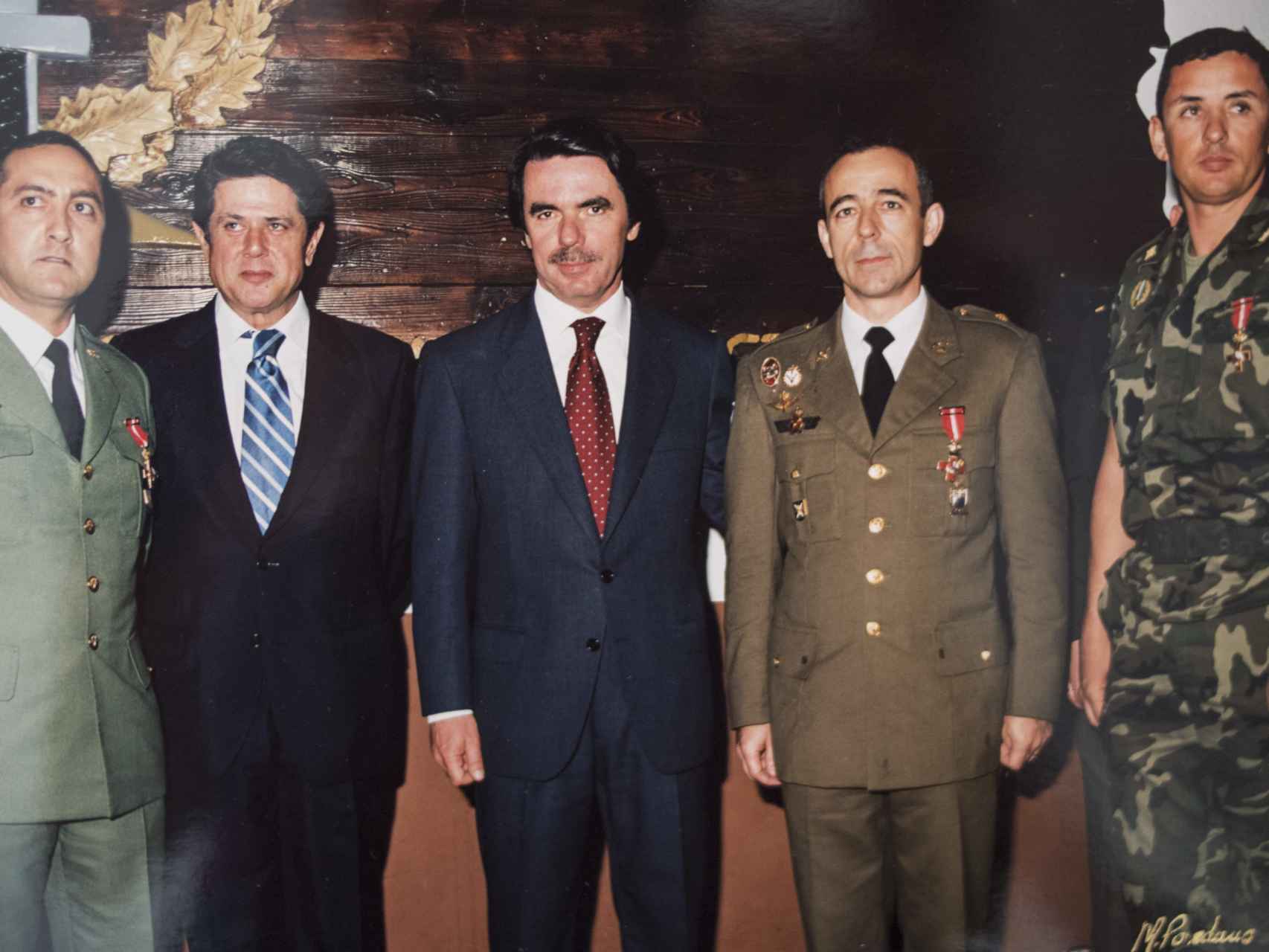Vicente (derecha), uno de los pilotos de helicóptero, posa con Aznar y Federico Trillo tras la misión de Perejil.