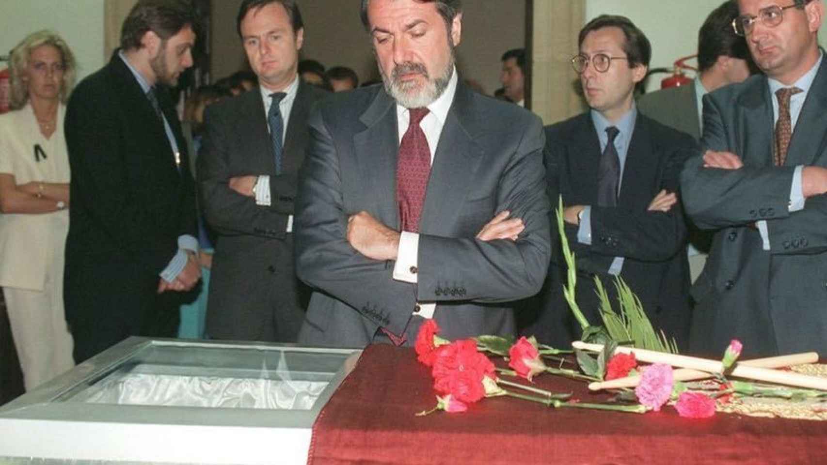 Mayor Oreja ante el ataúd de Miguel Ángel Blanco.