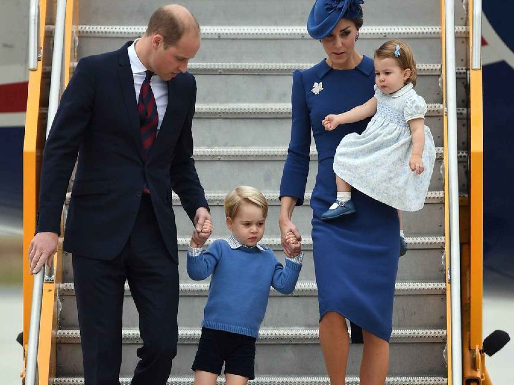 Guillermo y Kate con sus hijos llegando a Canadá.