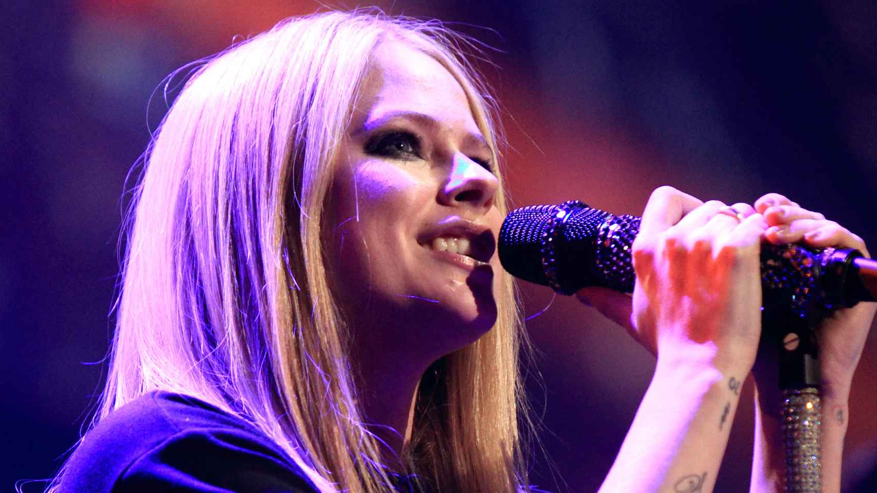 Avril Lavigne durante uno de sus conciertos