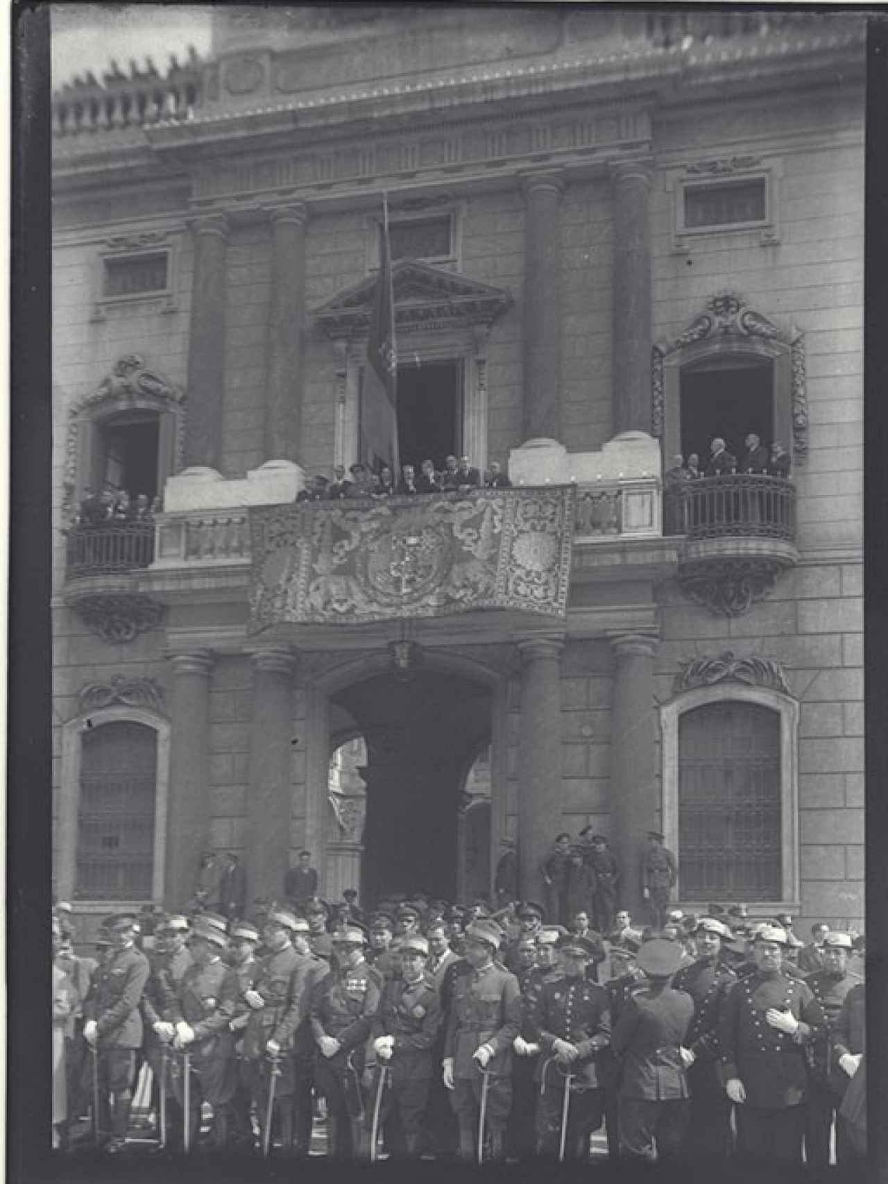 Recepción en el Palau, parada militar, por el tercer aniversario de la proclamación de la II REp