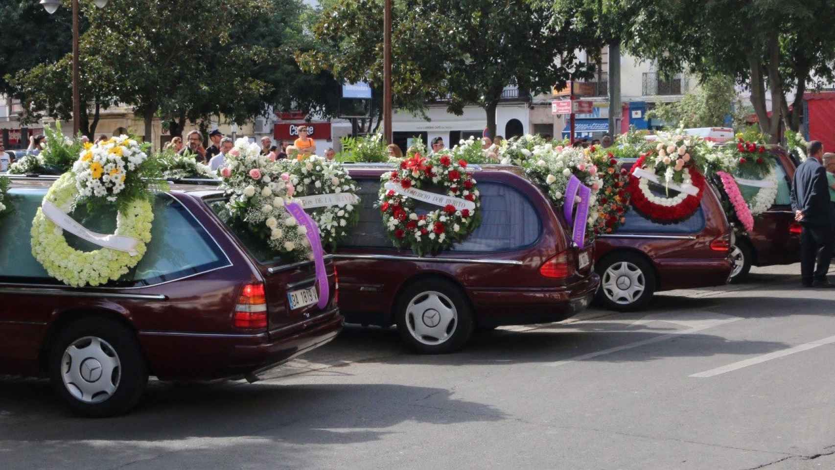 Los coches fúnebres, esta misma tarde en el entierro de la familia.