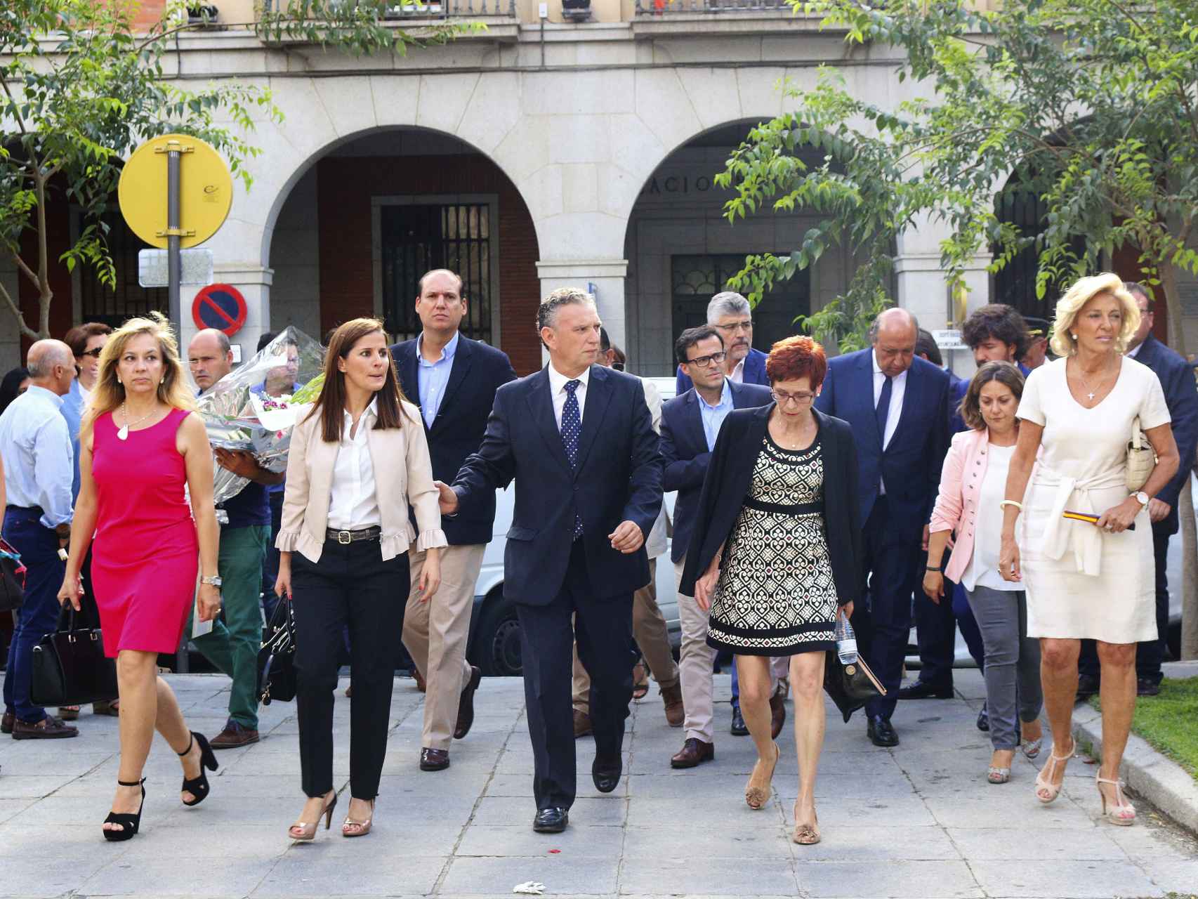 El alcalde de Don Benito, José Luis Quintana (c), acompañado por la portavoz de la Junta de Extremadura, Isabel Gil Rosiña (2i), y la delegada del Gobierno en Extremadura, Cristina Herrera (i), a su llegada al funeral.