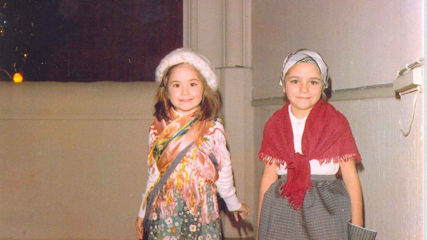 Macarena ( a la derecha) junto a una amiga cuando eran pequeñas.