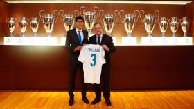 Florentino Pérez entrega a Vallejo la camiseta del Real Madrid con el número 3