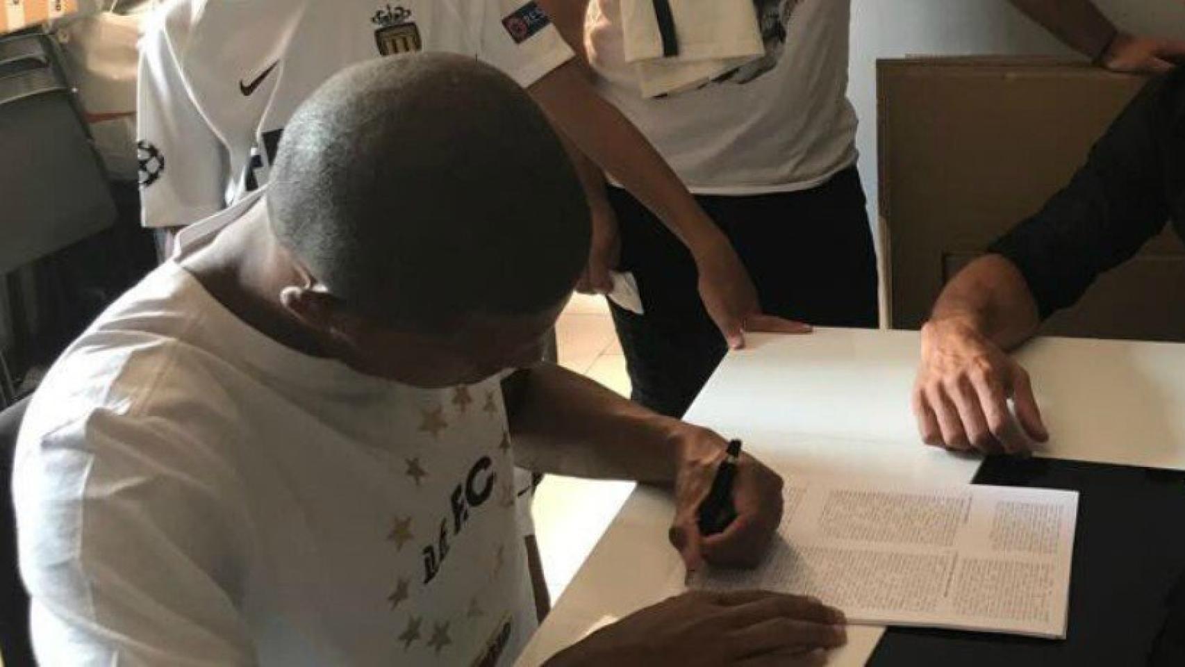 Mbappé firma su nuevo contrato con Nike   Foto: Twitter (@KMbappe)