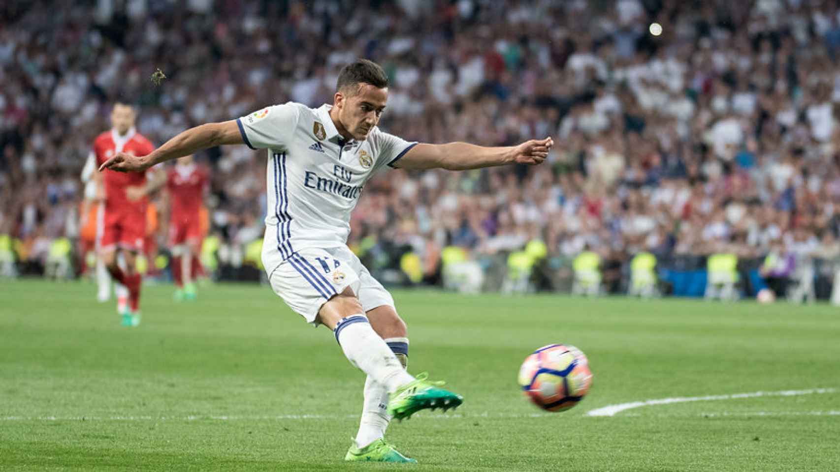 Lucas Vázquez intenta un tiro a puerta. Foto: Pedro Rodríguez / El Bernabéu